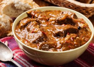 Истурете 1 чаша од оваа состојока во гулаш: Месото ќе биде меко како путер!