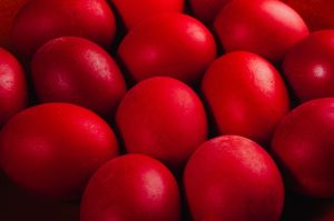 Најдобар природен начин за боење јајца во интензивно црвена боја стар 50 години: Потребна ви е само 1 намирница, а бојата не продира низ лушпата