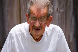 Кога ќе почувствува дека животот му се ближи кон крајот, секој човек прави една иста работа: тврди познат писател