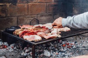 Маринада што прави чуда: Првомајскa скара никогаш не била повкусна – вистинско гурманско уживање