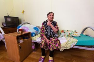 До смртта гледаше во вратата и го чекаше синот да ја посети во болница: Приказната на баба Драгица од соба број 6 ги расплака и докторите