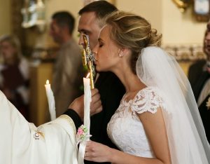 Како да се подготвите за црковна венчавка: Овие прашања ќе ве збунат ако не сте подготвени