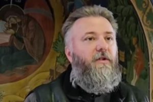 „НЕ МОЖЕШ ТАКА ДА ОДИШ ВО ЦРКВА“: Отец Предраг Поповиќ запрел жена која дошла на ЛИТУРГИЈА: „Ја прашав…“