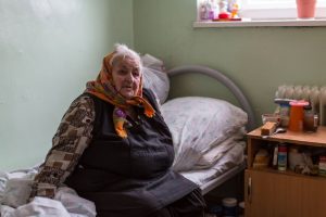 Баба Драгица еден месец лежела во болница и имала само една желба – да го види својот син и да склопи очи: Поради судбината на оваа баба плачеле и лекарите