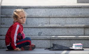 Ја однела дома за да ја нахрани, а потоа забележала 3 младежи зад увото: Девојчето го барала цела земја